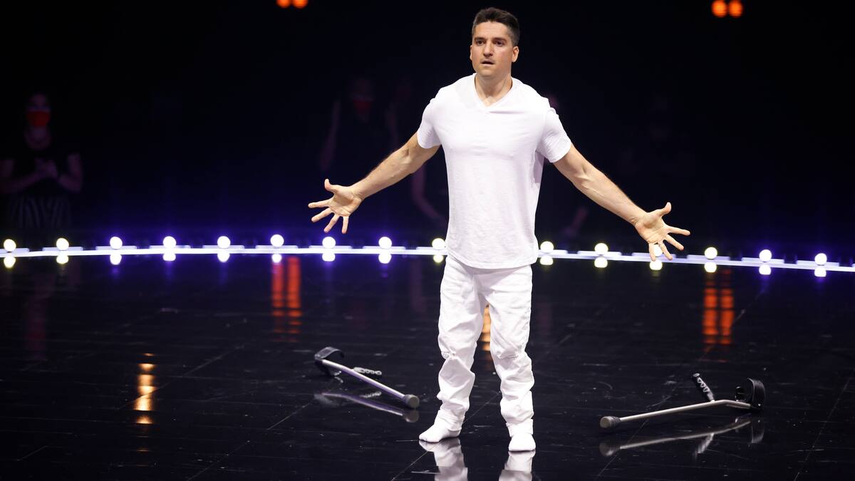 Ce danseur atteint d'une condition rare épate les maîtres à Révolution