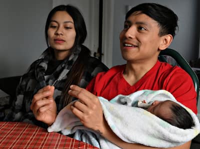 Maximiliano Alcocer Koh y Abigail Montero con su pequeña Amber, una semana después del parto particularmente rápido de la joven madre.