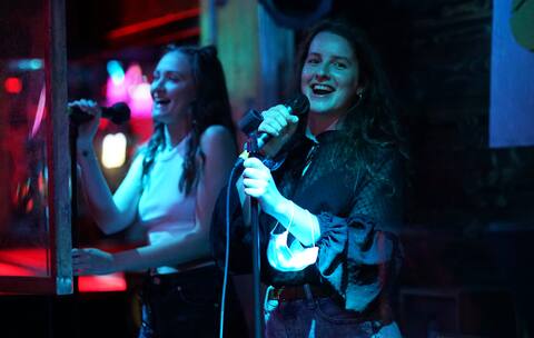 GEN-Photo d’ambiance de gens qui font du karaoké à Montréal