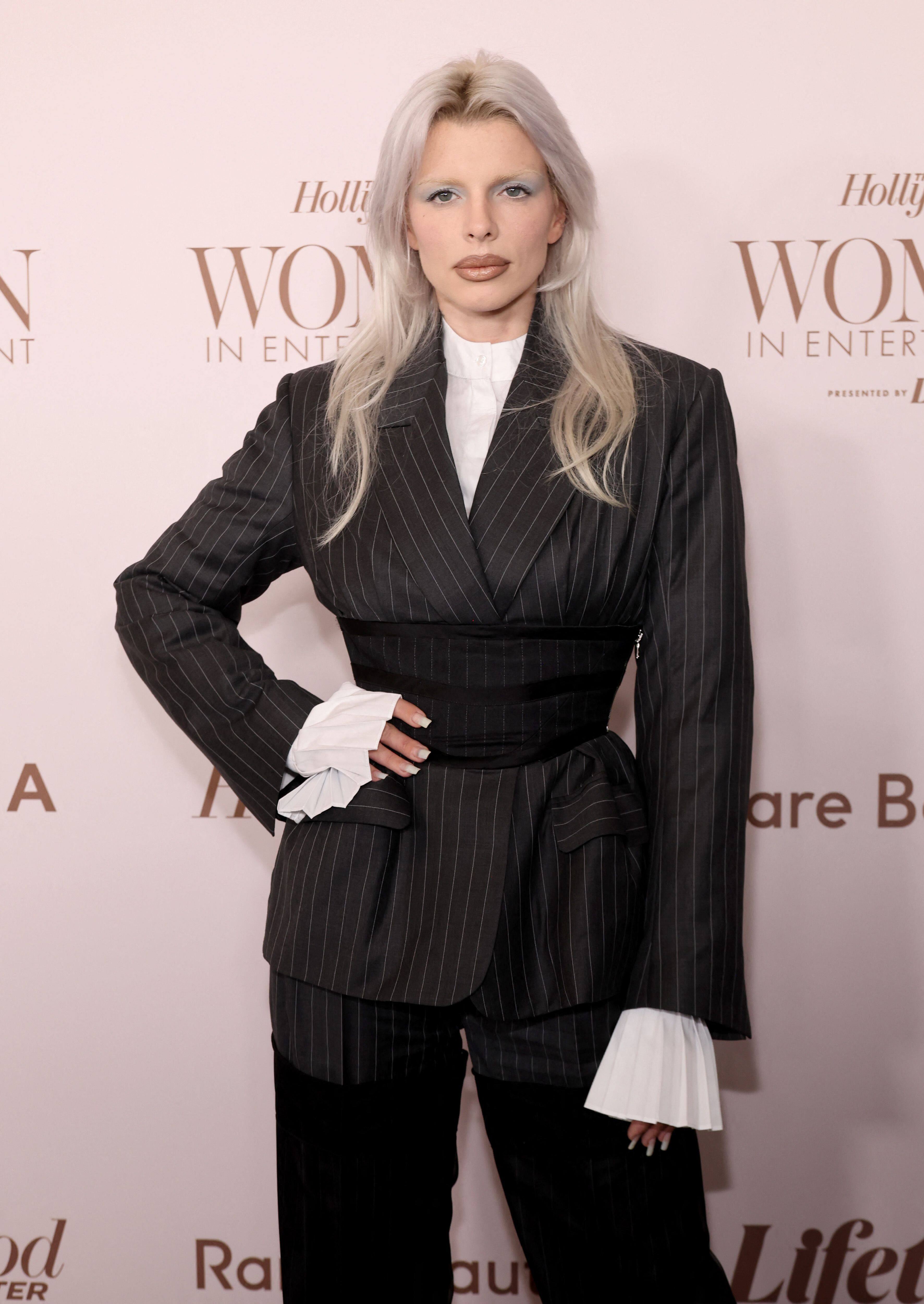 Grammys: Julia Fox pose avec des gants à vaisselle