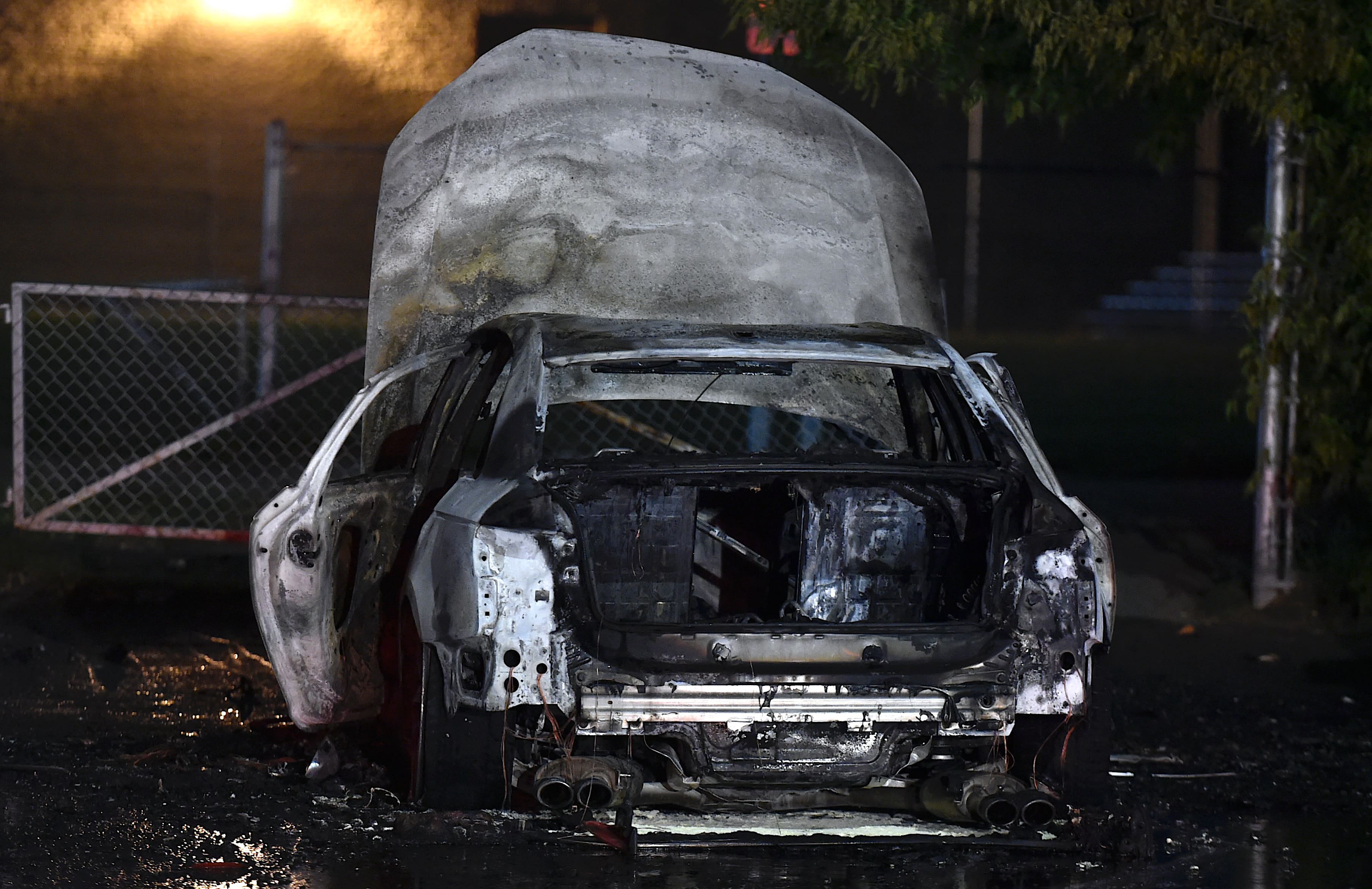 EN IMAGES | Incendie criminel: un véhicule détruit par les flammes à Montréal-Nord