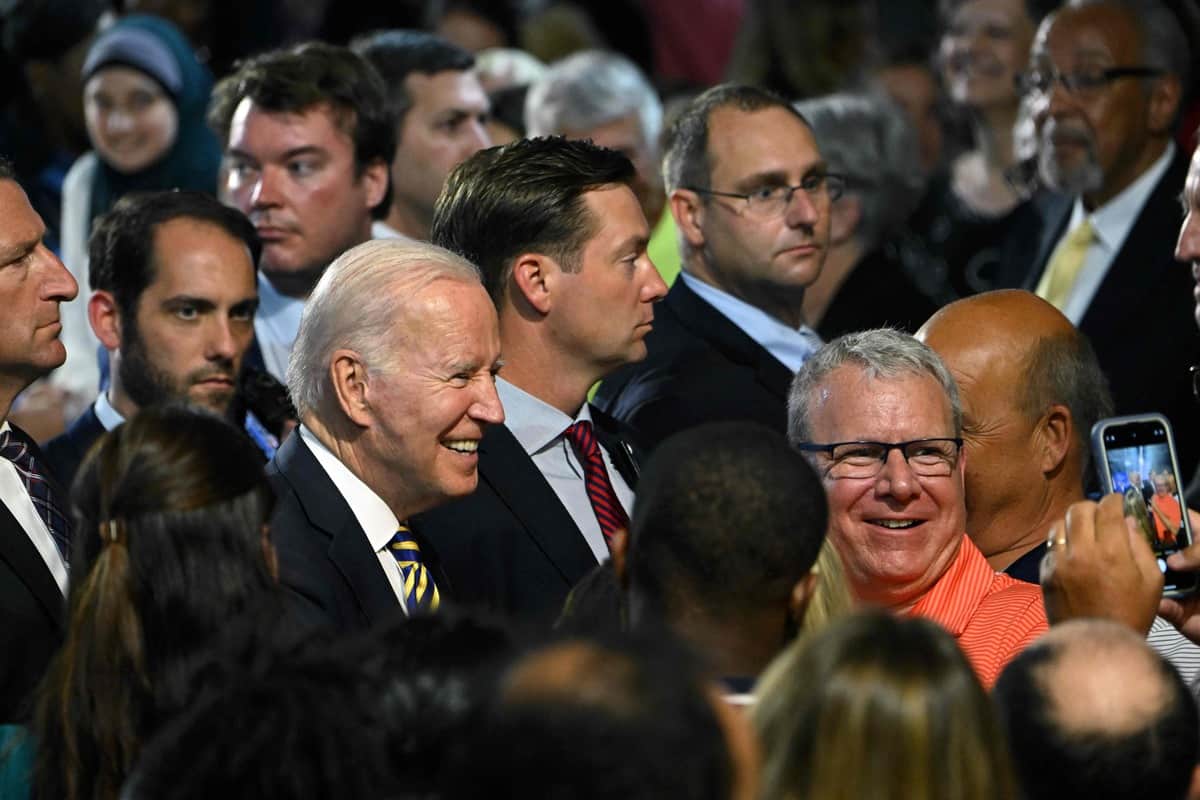Biden s'offre un peu de r&eacute;pit dans l'Ohio, entour&eacute; de la classe ouvri&egrave;re qu'il affectionne