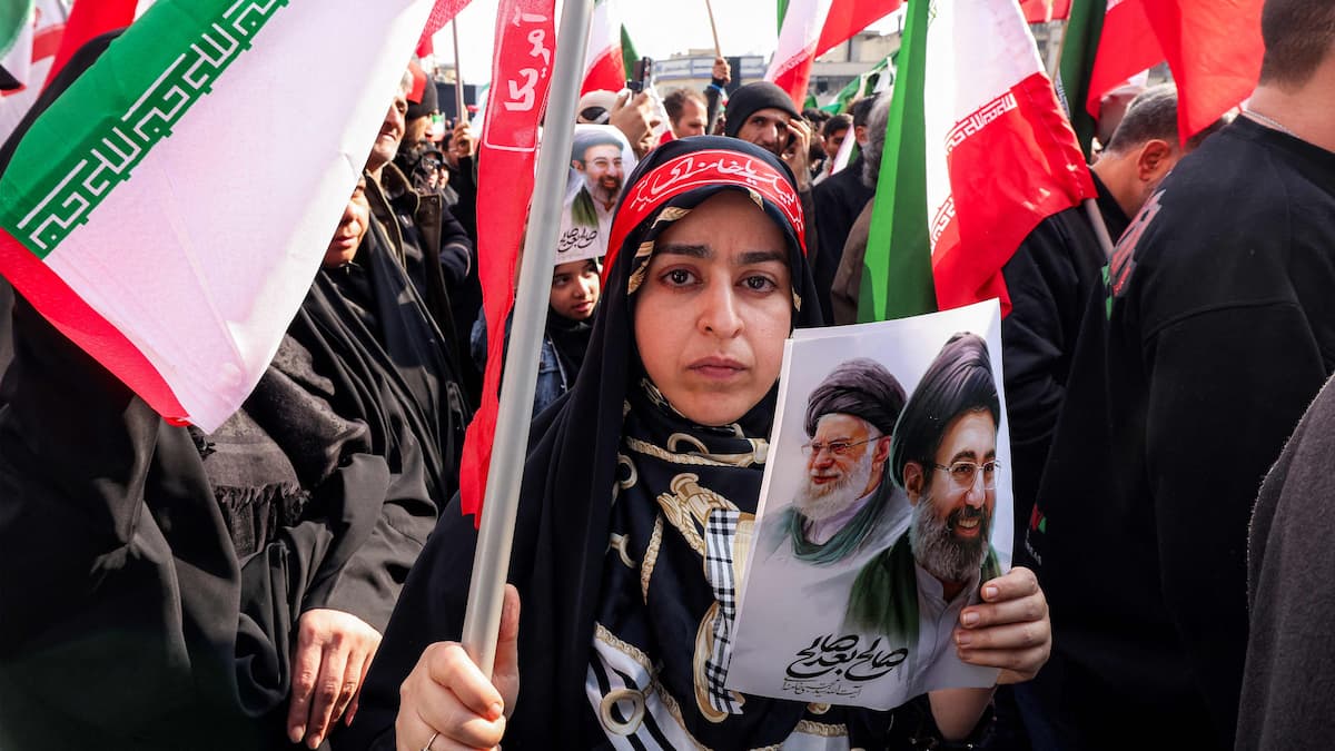 Des milliers d'Iraniens sur une place de Téhéran pour soutenir le nouveau guide suprême