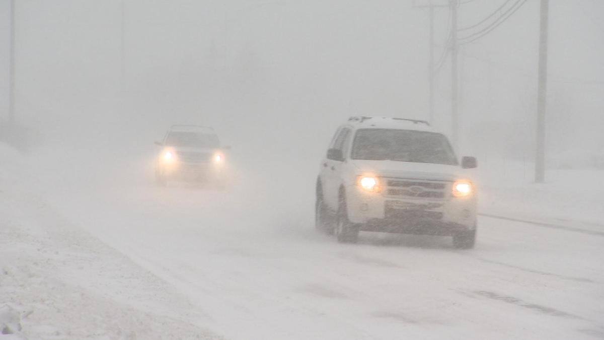 Tempête dans l’est du Québec écoles fermées, routes barrées, rafales à