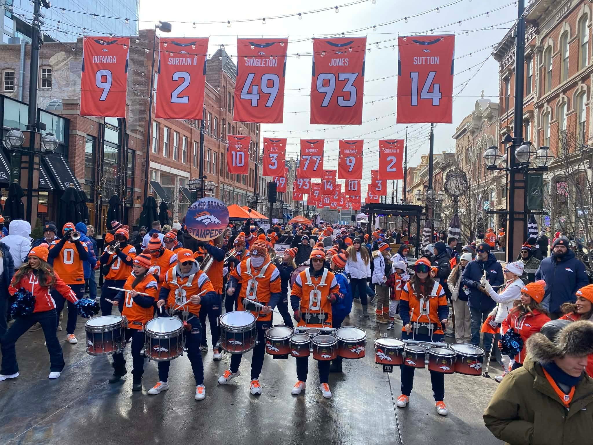 A fanfarra oficial dos Broncos é o local do ambiente nas ruas do centro da cidade de Denver.