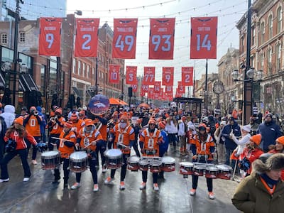 A fanfarra oficial dos Broncos é o local do ambiente nas ruas do centro da cidade de Denver.