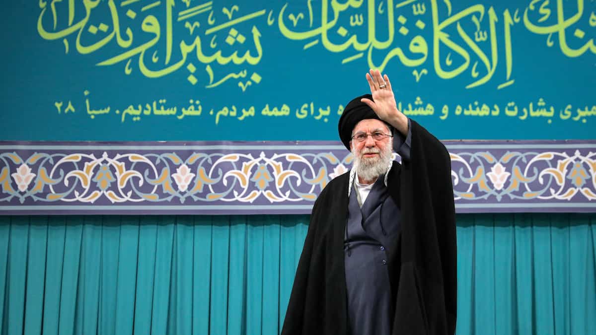 Khamenei prévient que le porte-avions américain dans le Golfe peut être coulé