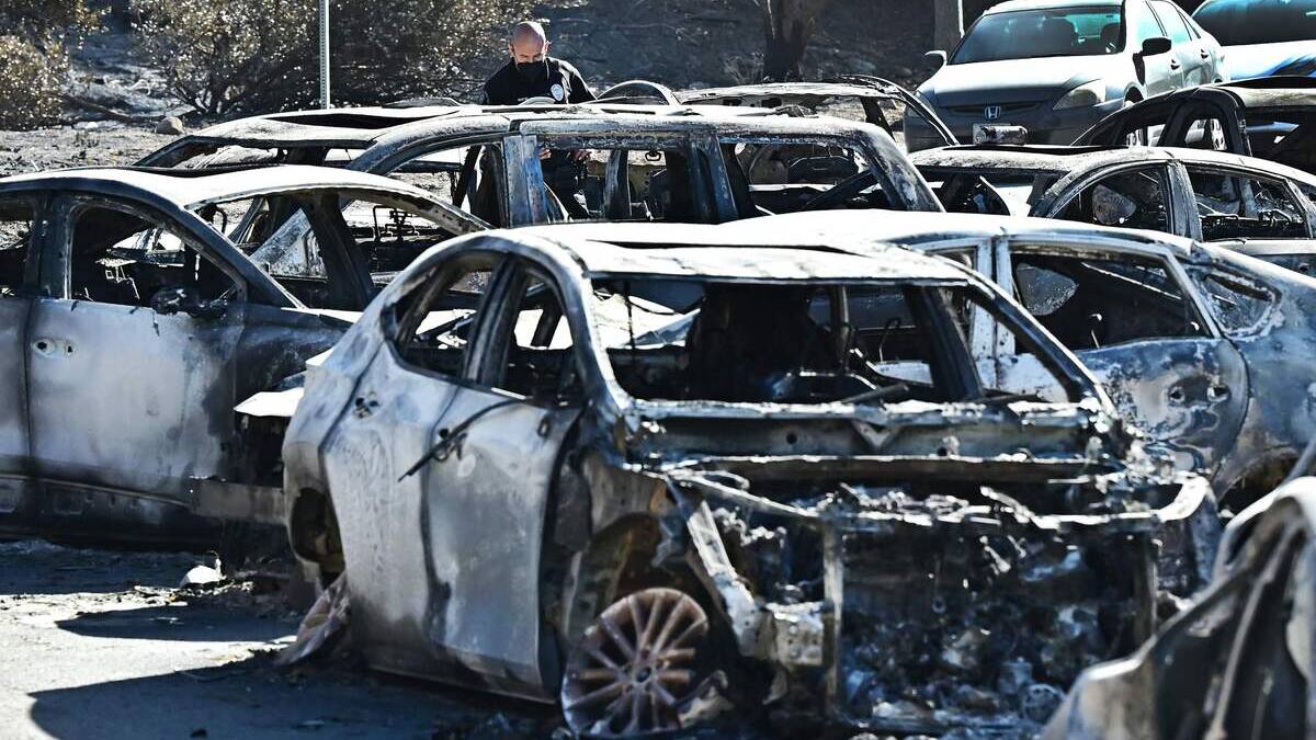 Près de Los Angeles, un concierge «têtu» campe au milieu des décombres