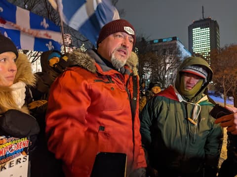Bernard «Rambo» Gauthier portal a tuque promotion of the brasserie Le Malbord, the grandest manifestation of the restricted sanitaires, in the quiz journals, Québec.