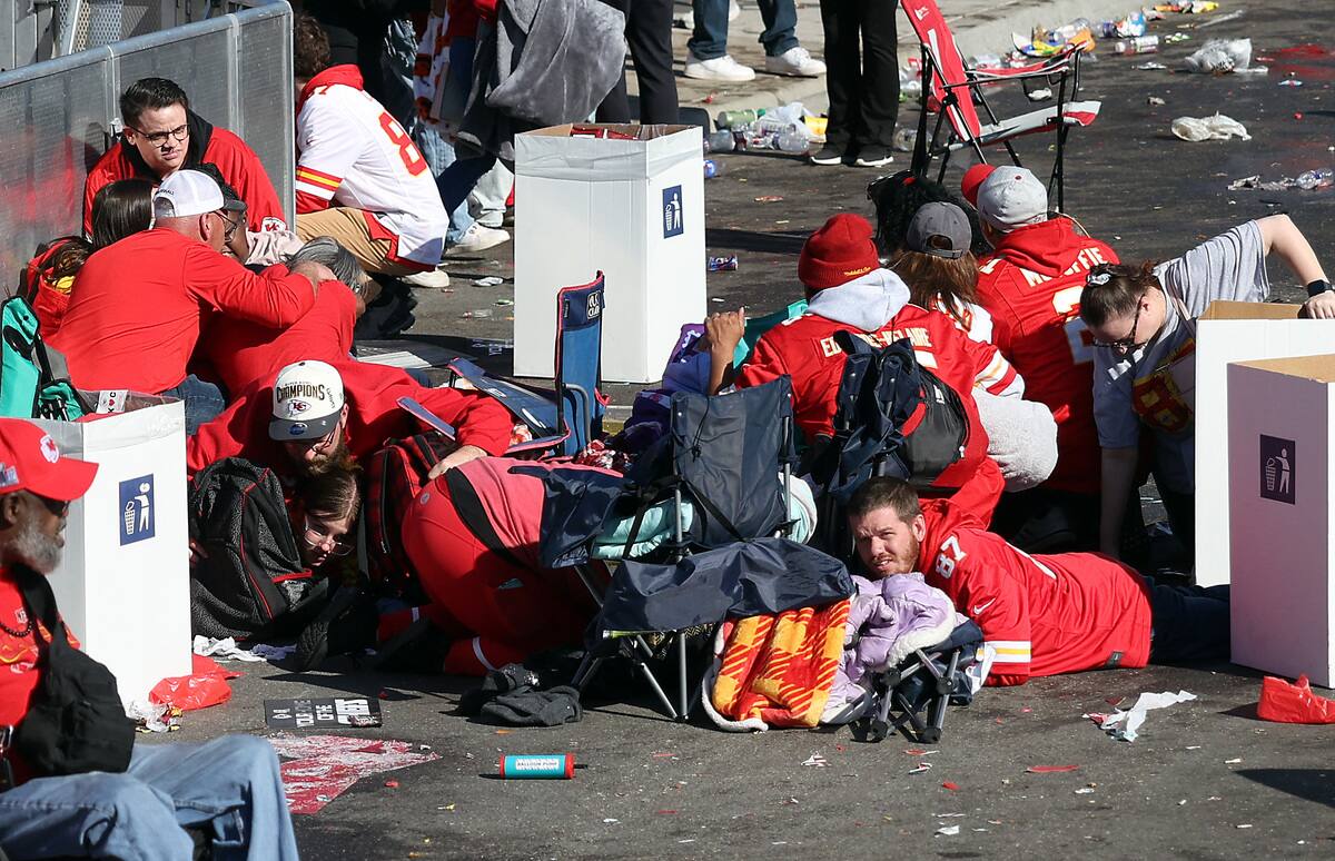 [EN IMAGES] Un mort et plus de vingt bless&eacute;s par balle lors de la parade du Super Bowl &agrave; Kansas City