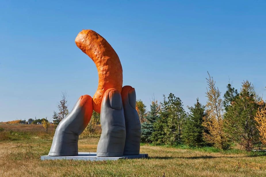 Image principale de l'article Une statue d’un Cheetos géant en Alberta fascine