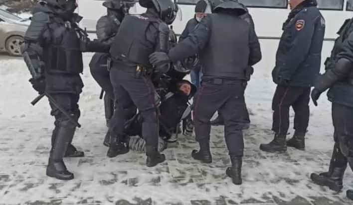 Des milliers de manifestants arr&ecirc;t&eacute;s en Russie