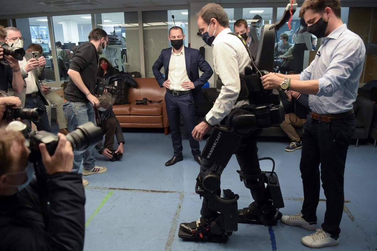 EN IMAGES | Marcher quand les jambes ne portent plus, l'espoir des exosquelettes