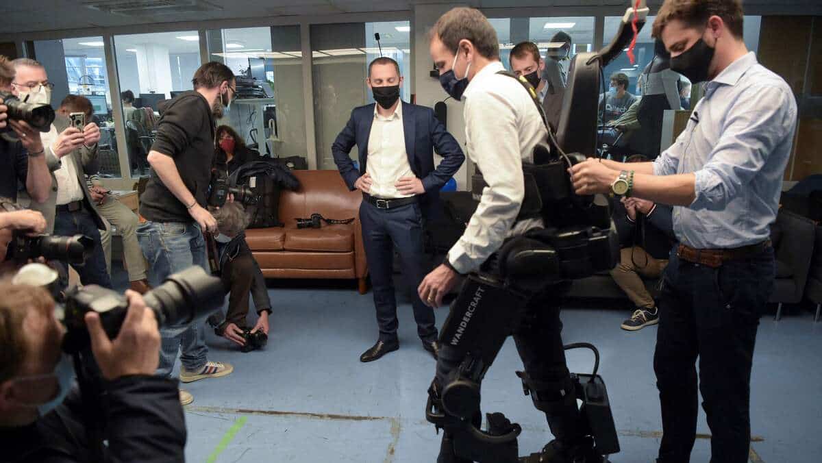 EN IMAGES | Marcher quand les jambes ne portent plus, l'espoir des exosquelettes
