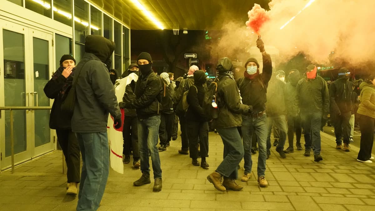 Manifestation violente à Montréal: le black bloc revendique sa présence
