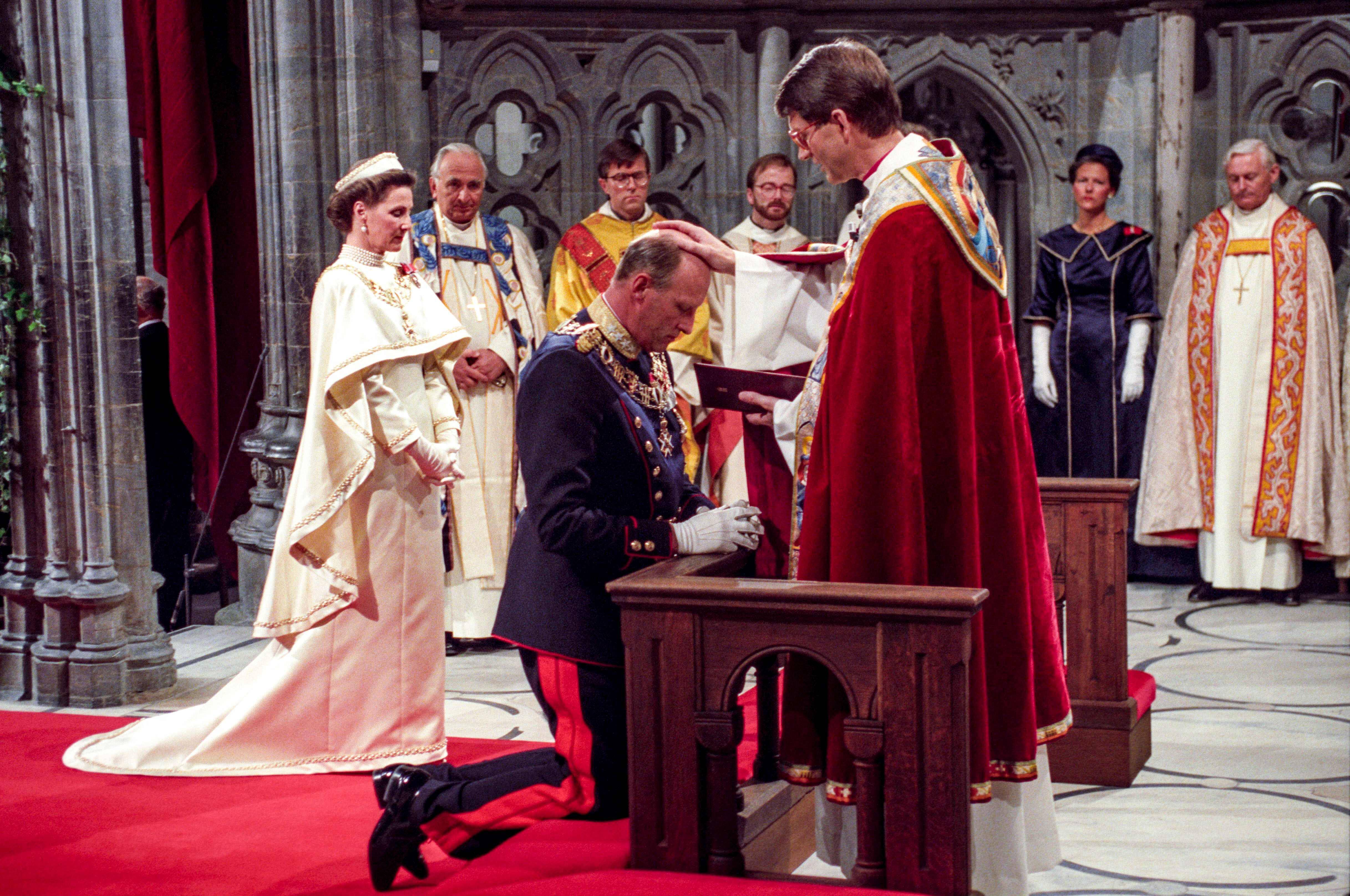 Harald V lors de sa bénédiction comme roi de Norvège en 1991