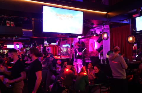 GEN-Photo d’ambiance de gens qui font du karaoké à Montréal