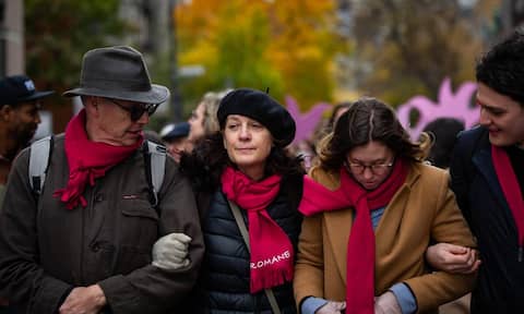 Plusieurs personnes se sont réunies dans la cour de l’école F.A.C.E, à Montréal, pour prendre part à la marche en mémoire de Romane Bonnier et contre la violence faite aux femmes, le samedi 30 octobre 2021. THIERRY LAFORCE/AGENCE QMI