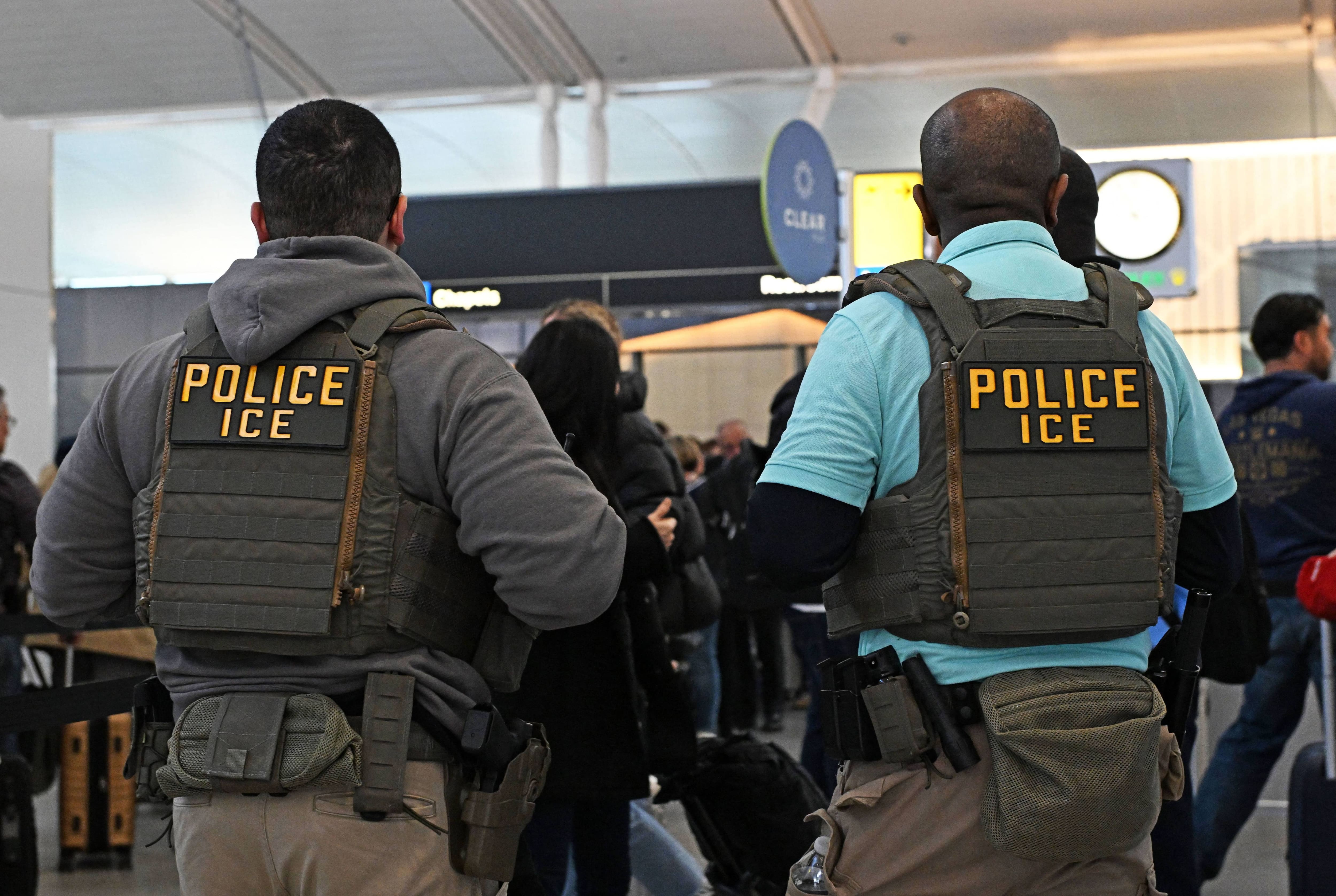De faux agents de l'ICE terrorisent des immigrants aux États-Unis