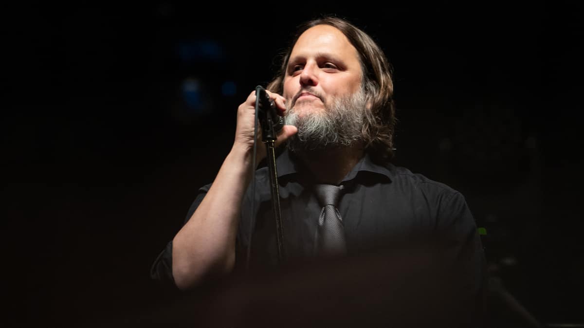 Les Cowboys Fringants partagent une touchante vidéo de Karl Tremblay captée lors de l’enregistrement de la chanson «La fin du show»