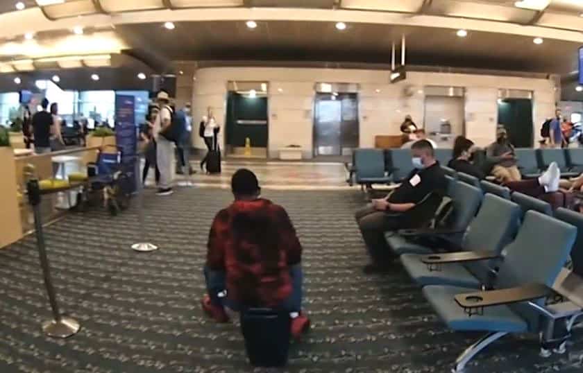 Une femme ivre sur une valise motoris&eacute;e poursuivie par la police dans un a&eacute;roport