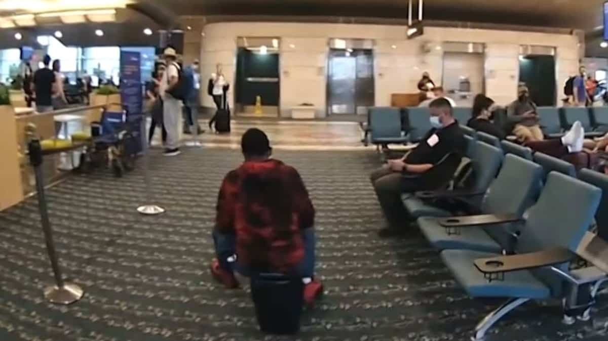 Une femme ivre sur une valise motorisée poursuivie par la police dans un aéroport