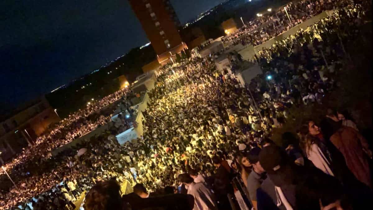 La police surprise par une fête... de 25 000 étudiants