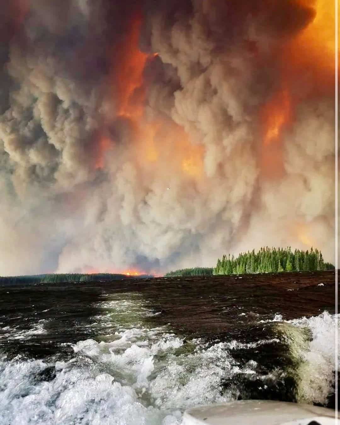 Feux de forêt au Canada: près de 900 actifs, plus de 200 hors de contrôle