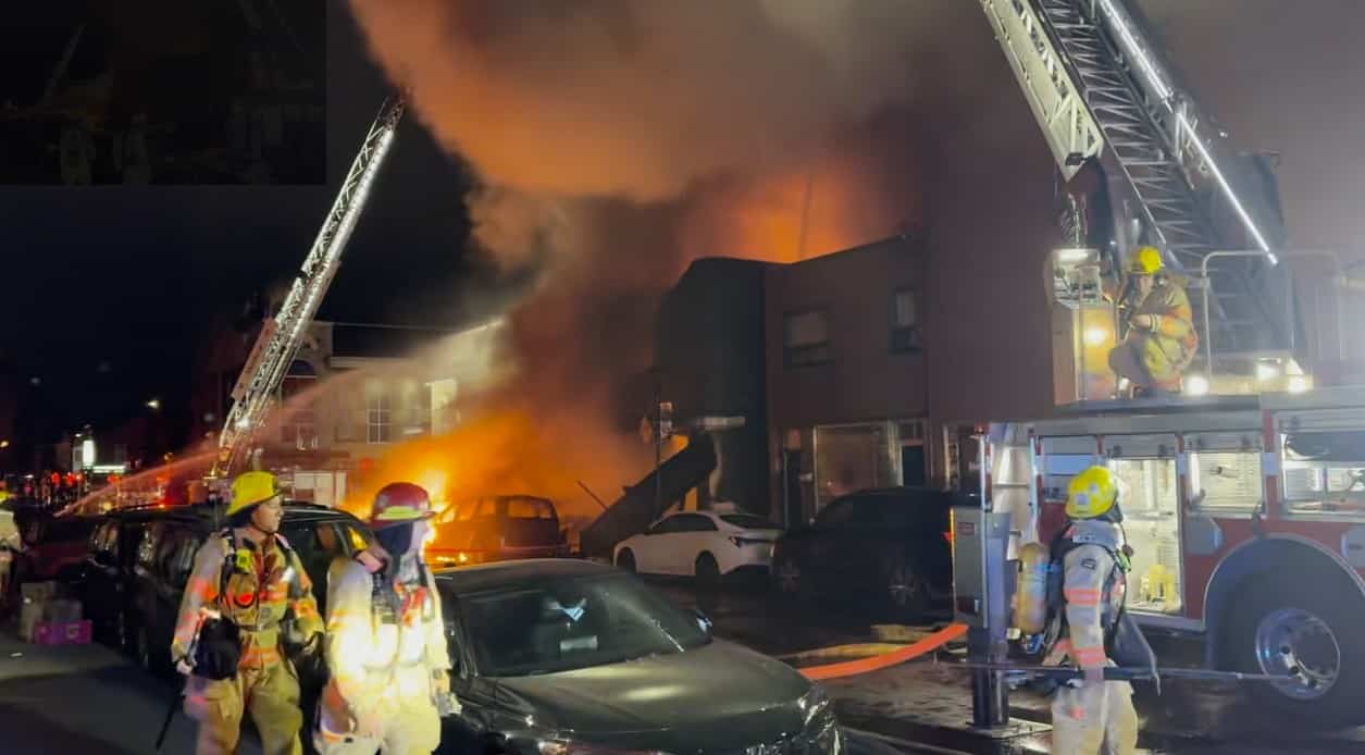 EN IMAGES | Un incendie met 30 personnes à la rue dans Parc-Extension à Montréal