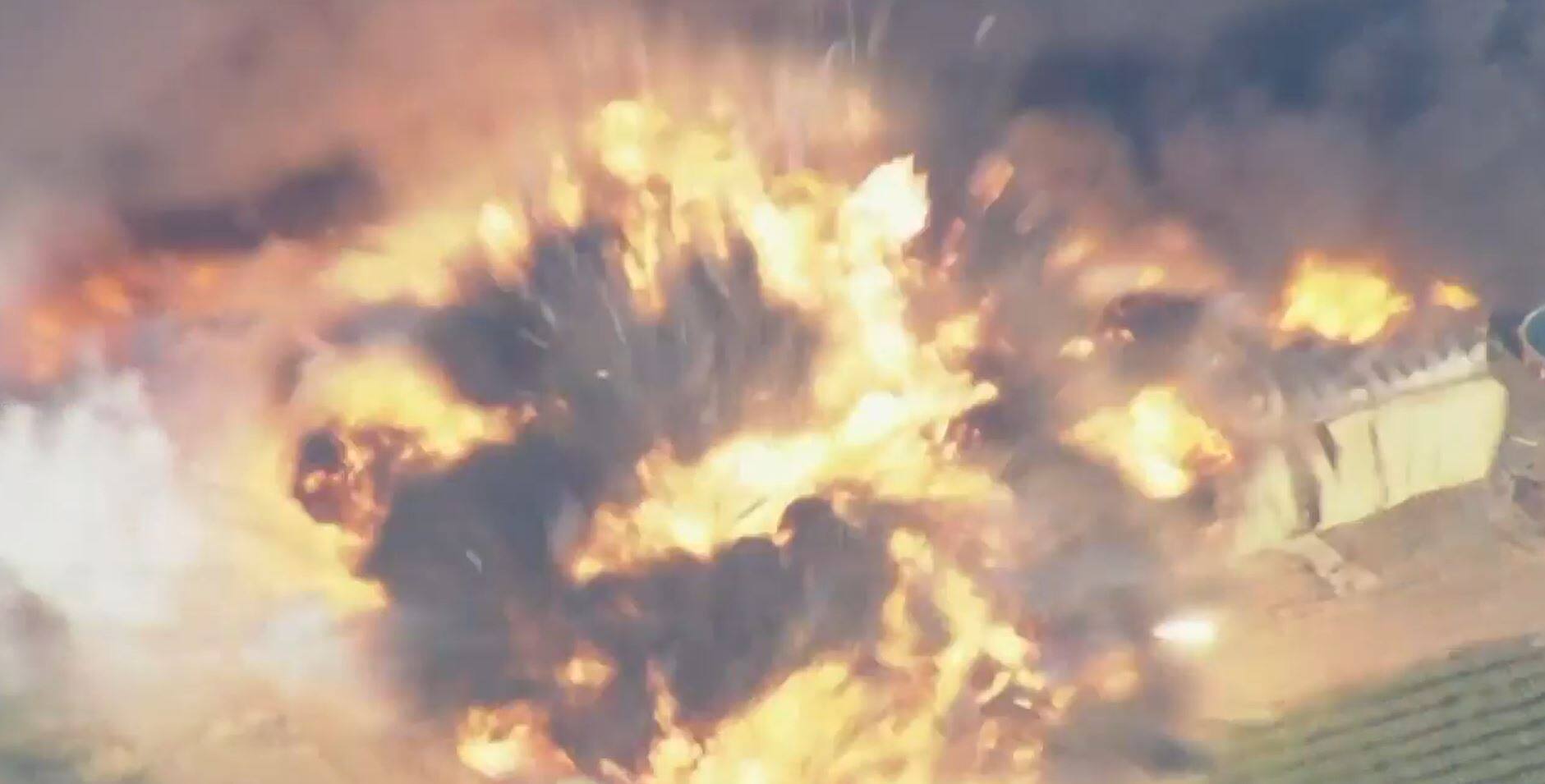 EN VID&Eacute;O | Explosion dans un entrep&ocirc;t de feux d&rsquo;artifice: 7 personnes manquent &agrave; l&rsquo;appel