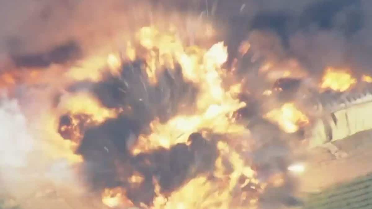 EN VIDÉO | Explosion dans un entrepôt de feux d’artifice: 7 personnes manquent à l’appel