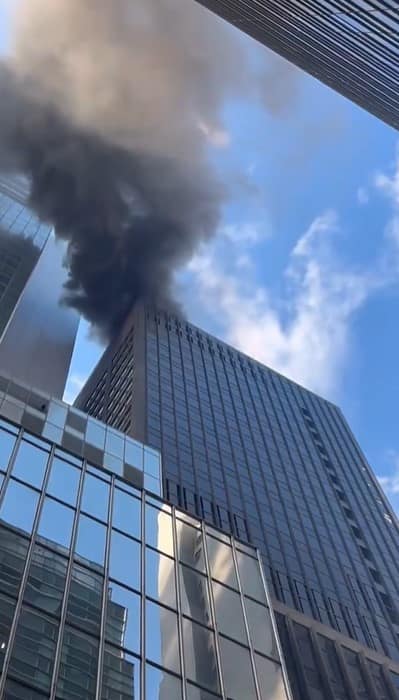 EN VID&Eacute;O | Un incendie &eacute;clate dans un immeuble de bureaux dans le centre de Manhattan &agrave; New York