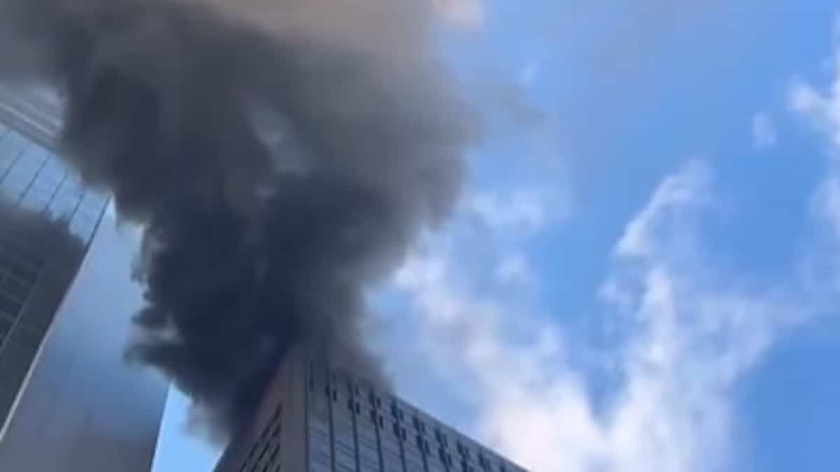 EN VIDÉO | Un incendie éclate dans un immeuble de bureaux dans le centre de Manhattan à New York