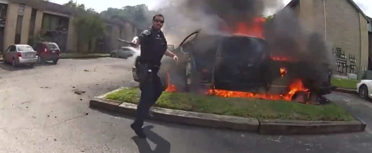 Dois policiais resgatam um homem de um caminhão em chamas Dois policiais resgatam um homem de um caminhão em chamas