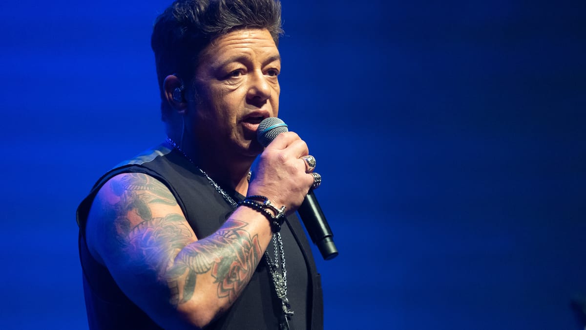 «J’ai touché le fond du baril» : Éric Lapointe se livre sur scène en mode acoustique