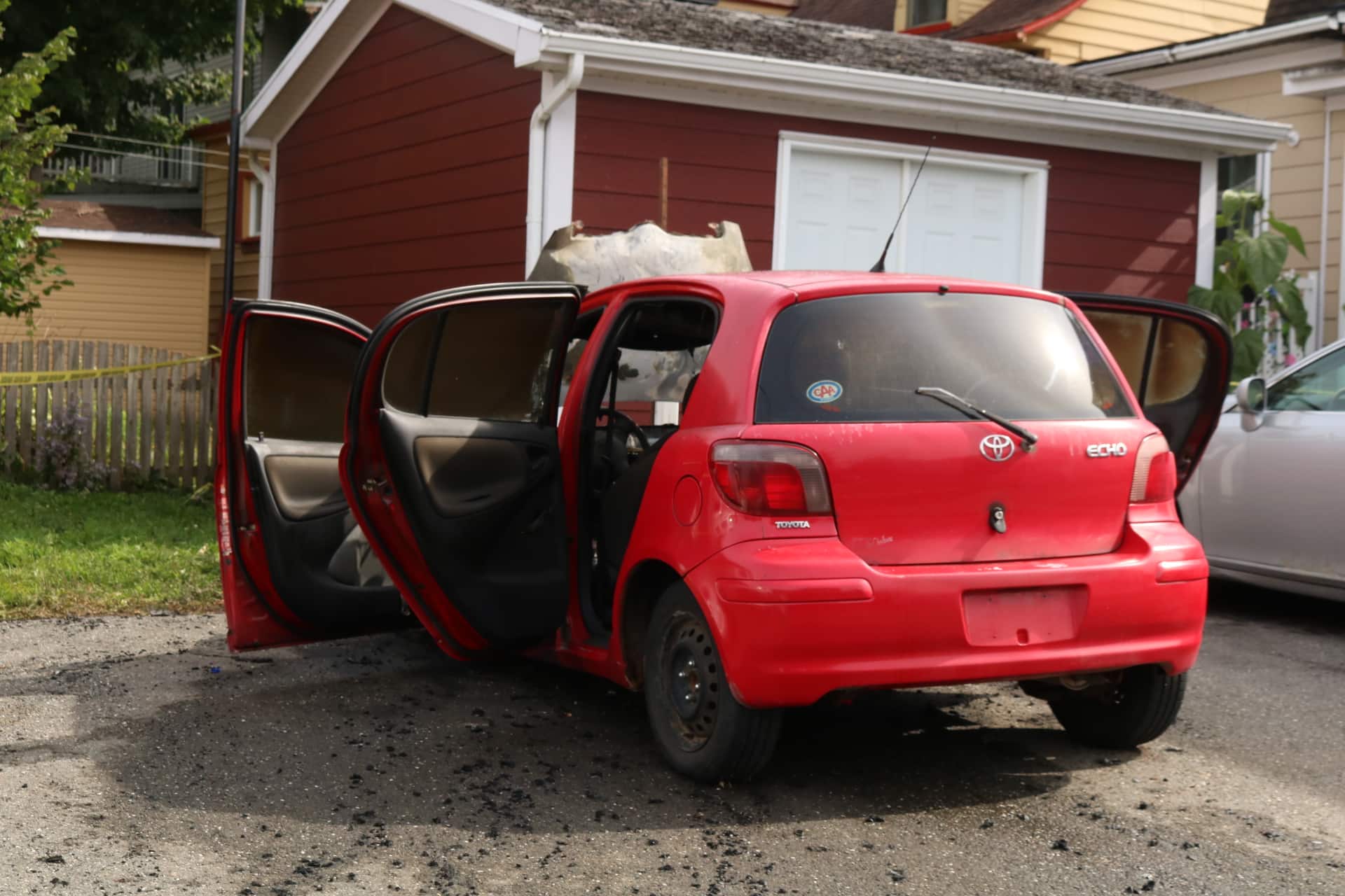 Une voiture détruite dans un incendie criminel à Lévis