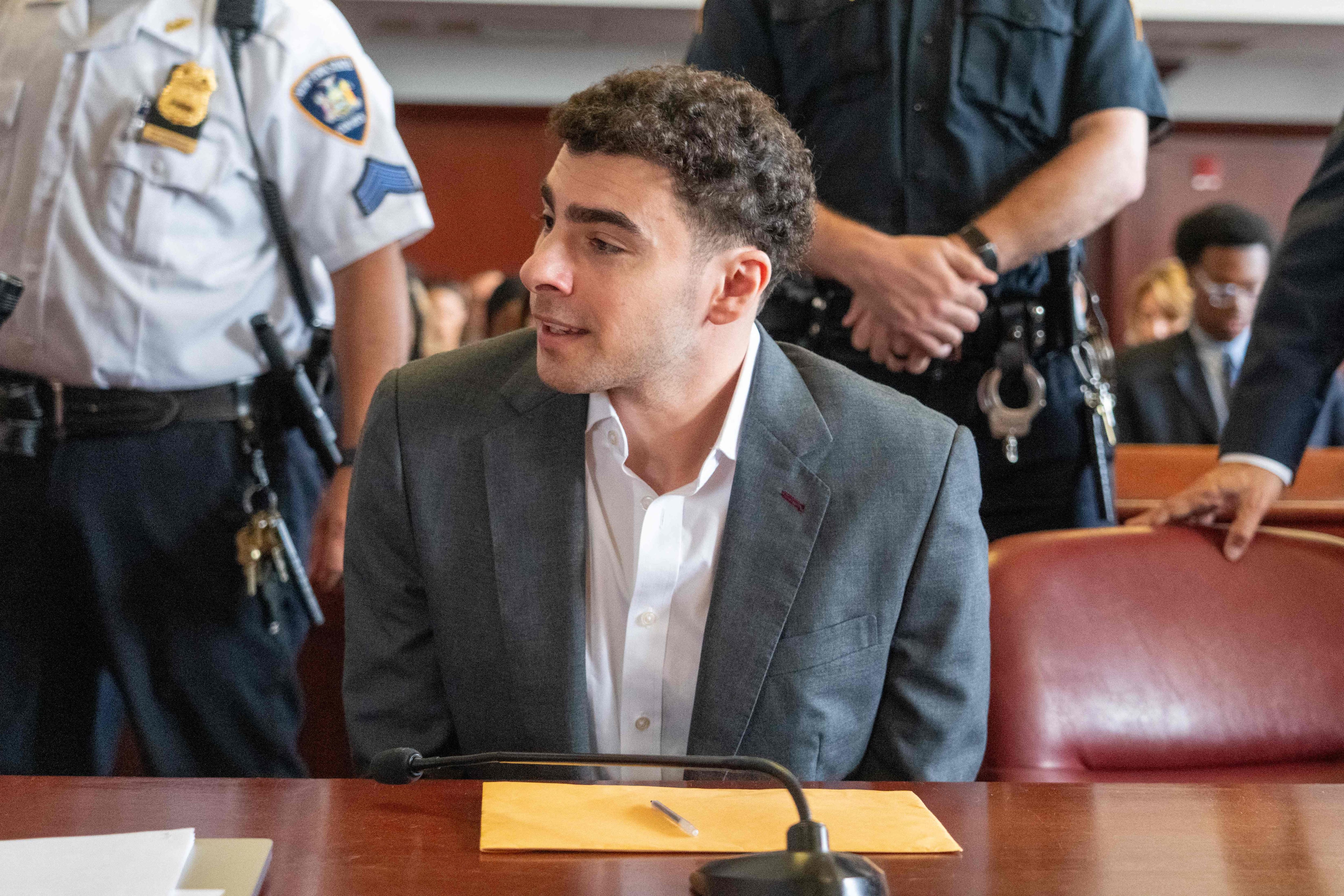 «J’ai tiré sur M. Thompson à Manhattan et il est mort», a avoué Luigi Mangione avant de plaider coupable de harcèlement