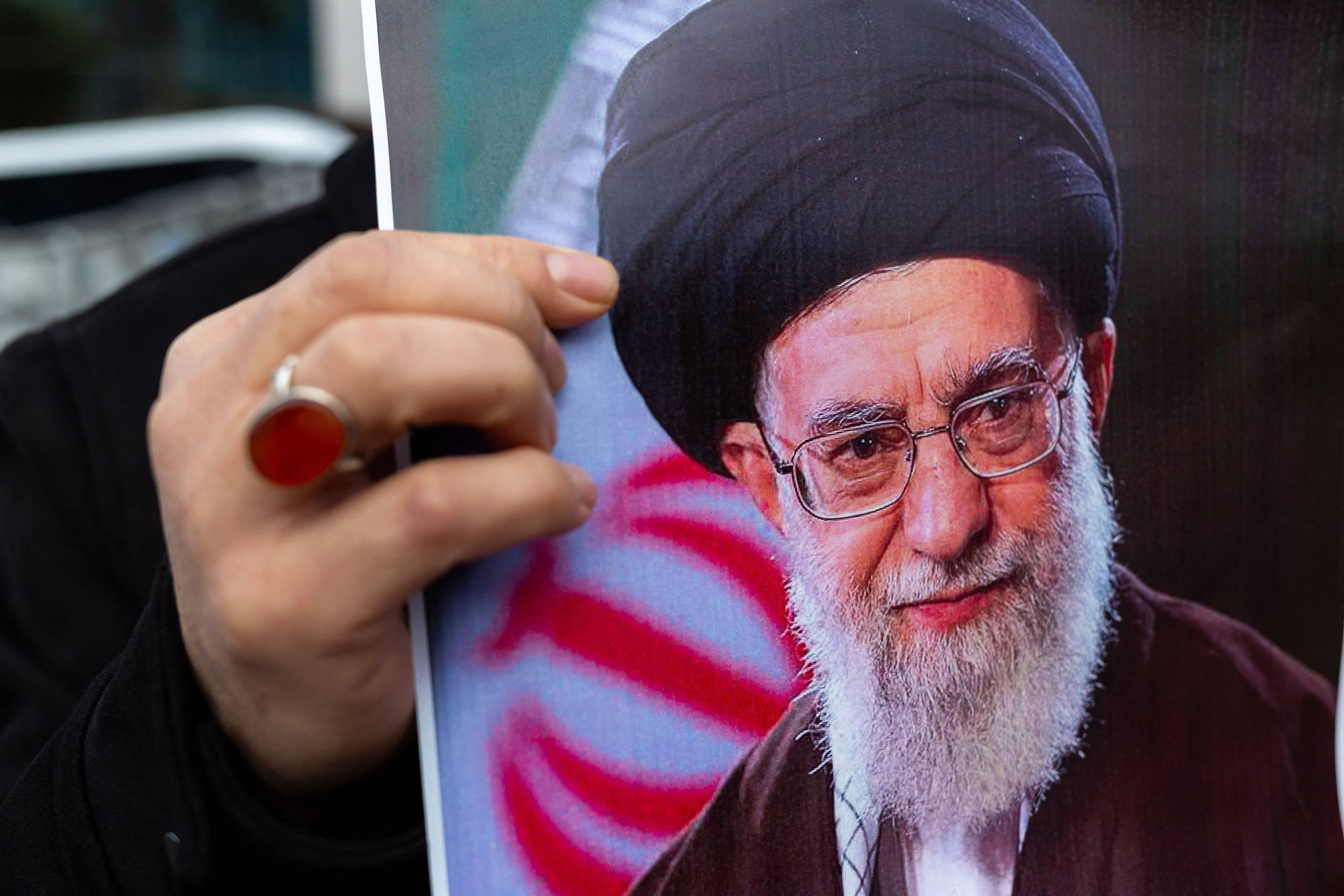 EN DIRECT | Jour 3 des frappes sur l'Iran: le conflit s'intensifie au Moyen-Orient