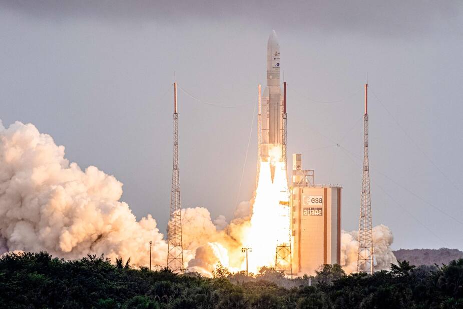 Photo du décollage du télescope James Webb porté par la fusée Ariane 5 en Guyane française, le 25 décembre