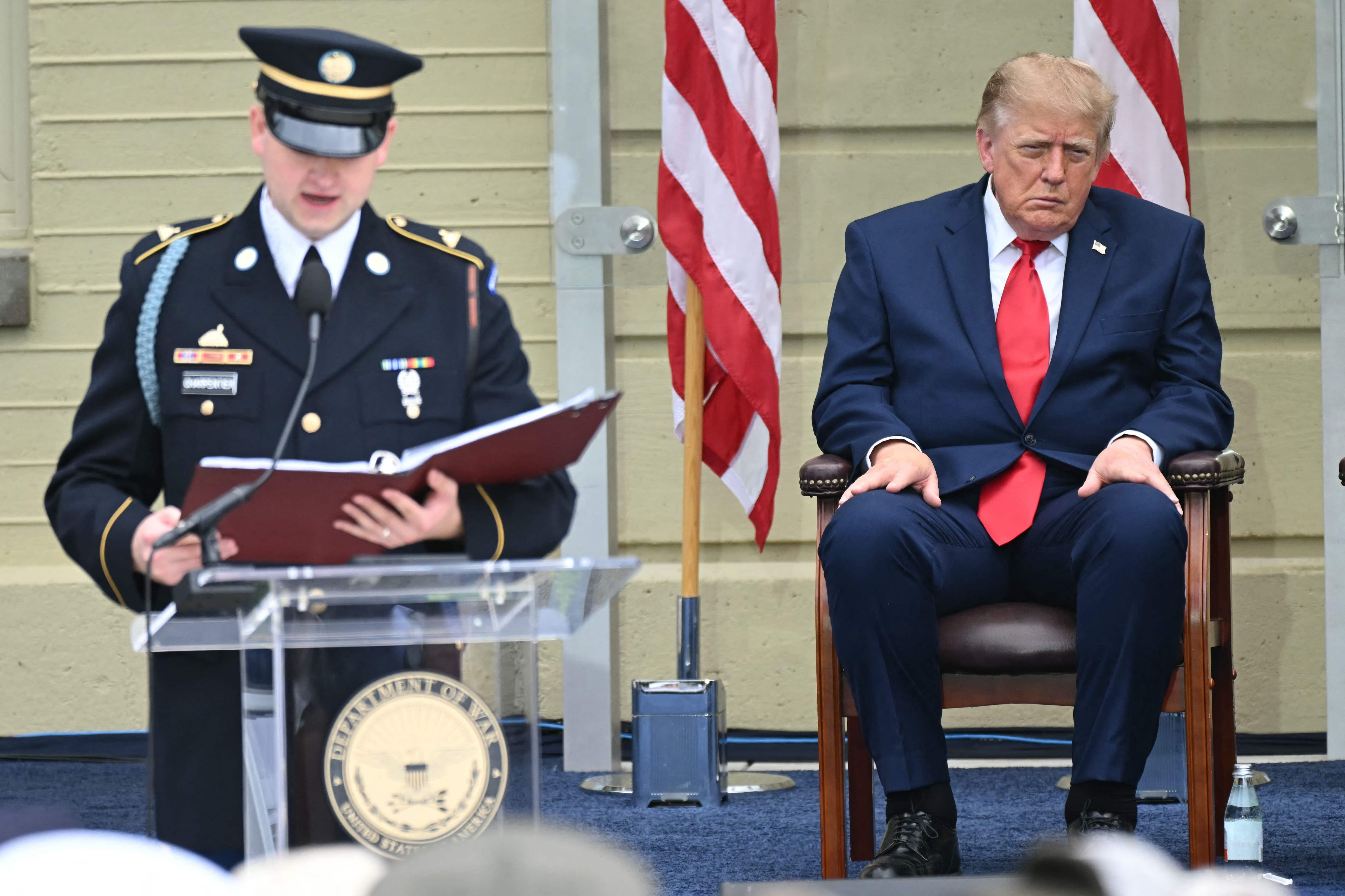 Le président américain Donald Trump assiste à une cérémonie commémorant le 25e anniversaire des attentats terroristes du 11 septembre dans la cour du Pentagone, le 11 septembre 2026 à Arlington, en Virginie.
