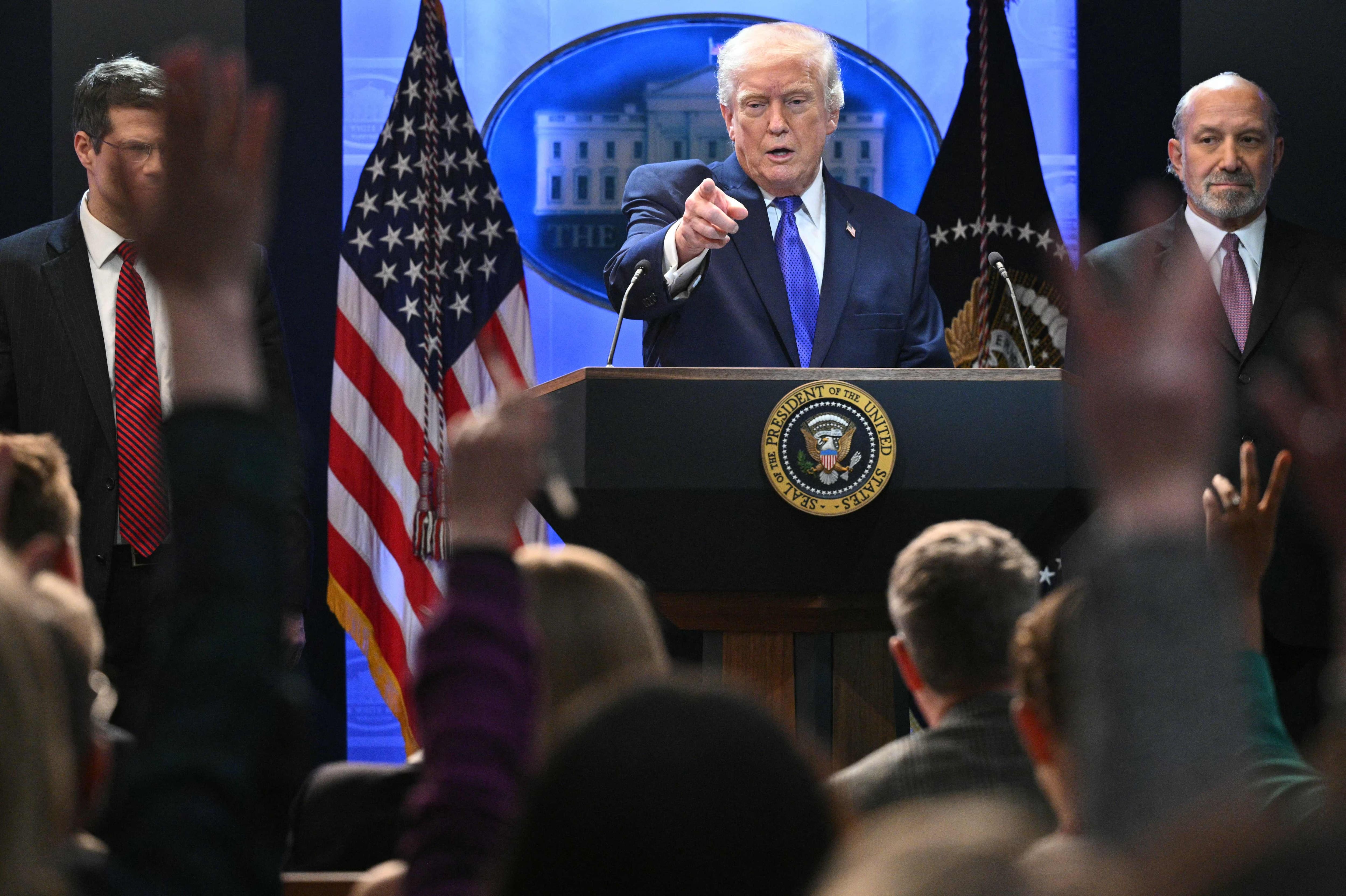 Tarifs invalid&eacute;s: furieux, Trump contre-attaque apr&egrave;s la d&eacute;cision de la Cour supr&ecirc;me am&eacute;ricaine