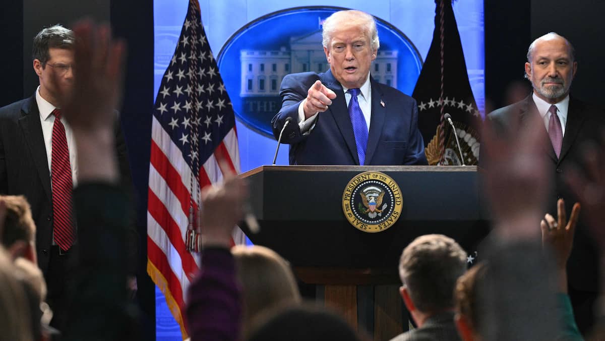 Tarifs invalidés: furieux, Trump contre-attaque après la décision de la Cour suprême américaine