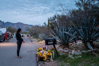 Enquanto muitos jornalistas estavam em frente à casa de Nancy Guthrie, pessoas da vizinhança também compareceram para prestar suas homenagens.