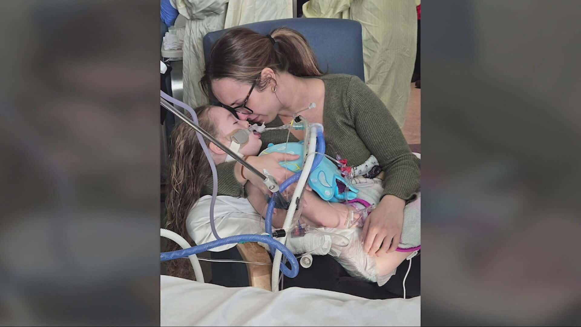 &laquo;C'est moi qui sors avec un enfant dans un sac, ce n'est pas eux&raquo;: une m&egrave;re d&eacute;nonce la n&eacute;gligence de certains soignants &agrave; la suite du d&eacute;c&egrave;s de sa fille de 4 ans