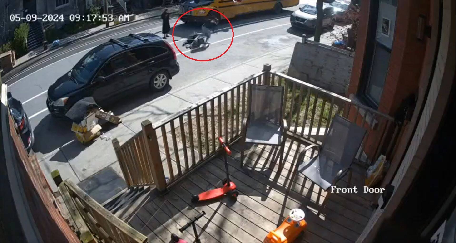 VID&Eacute;O | Un cycliste heurte une fillette qui se rend &agrave; son autobus