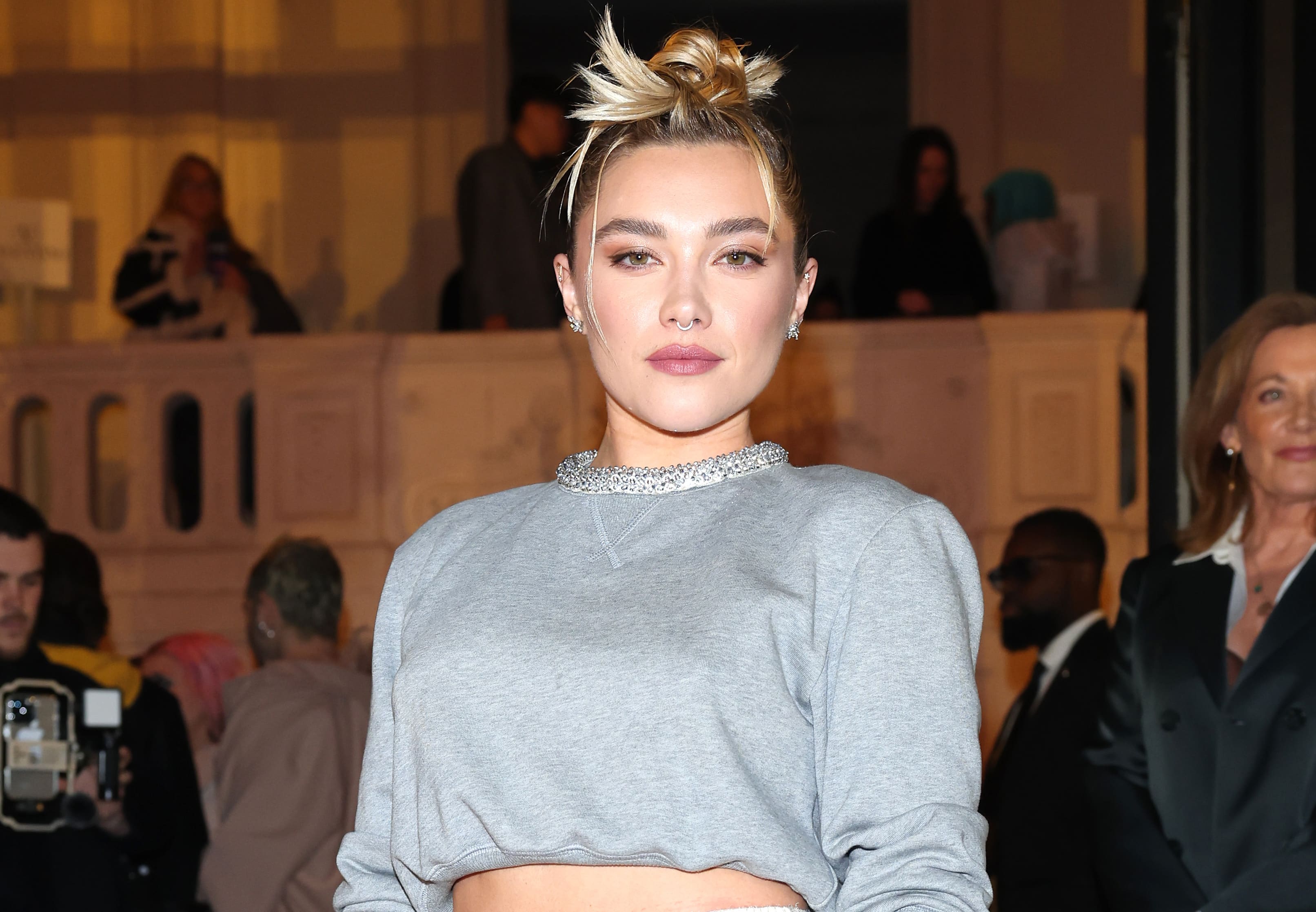 Florence Pugh porte une jupe transparente