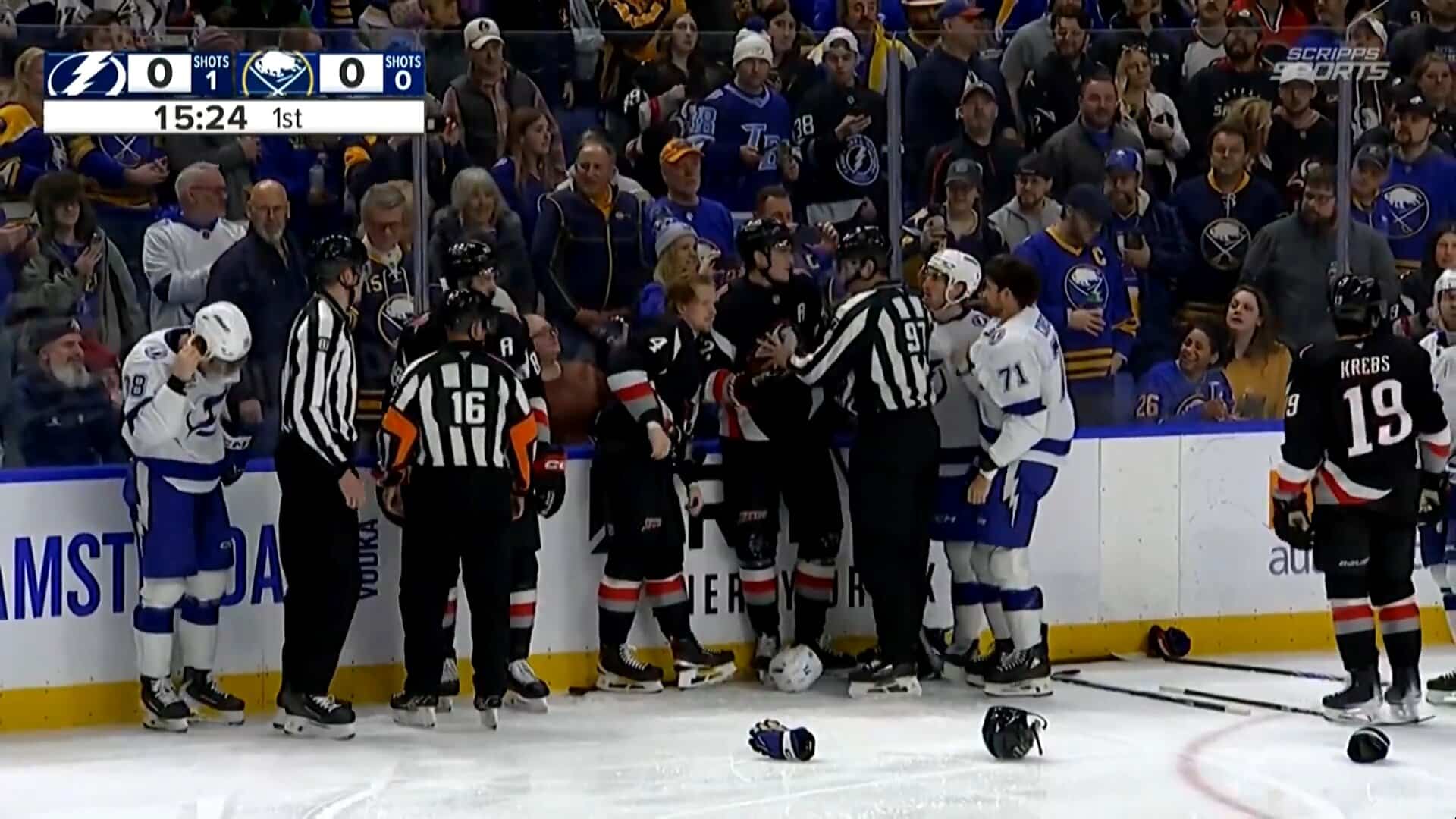 Quinze buts, 102 minutes de punition: un match digne de «Slap Shot» entre le Lightning et les Sabres!