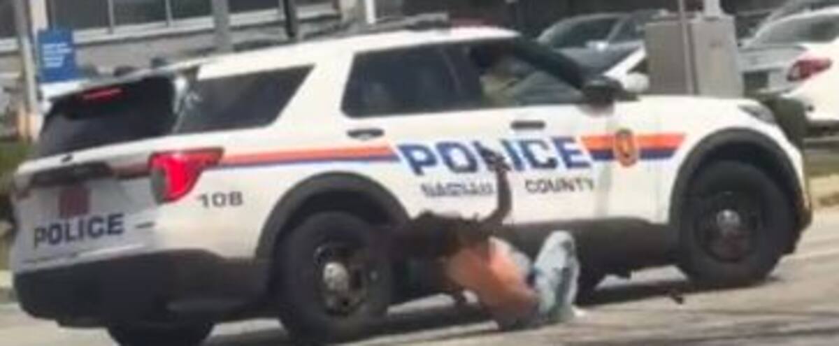 Une femme brandit une arme dans la rue et se fait happer de plein fouet par une voiture de police