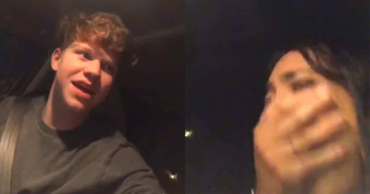 Un homme apprend comment fonctionne une serviette