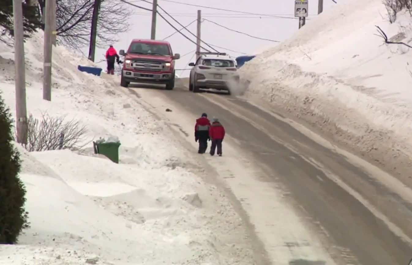 Saguenay: trottoirs non d&eacute;neig&eacute;s, une situation dangereuse pour des &eacute;coliers